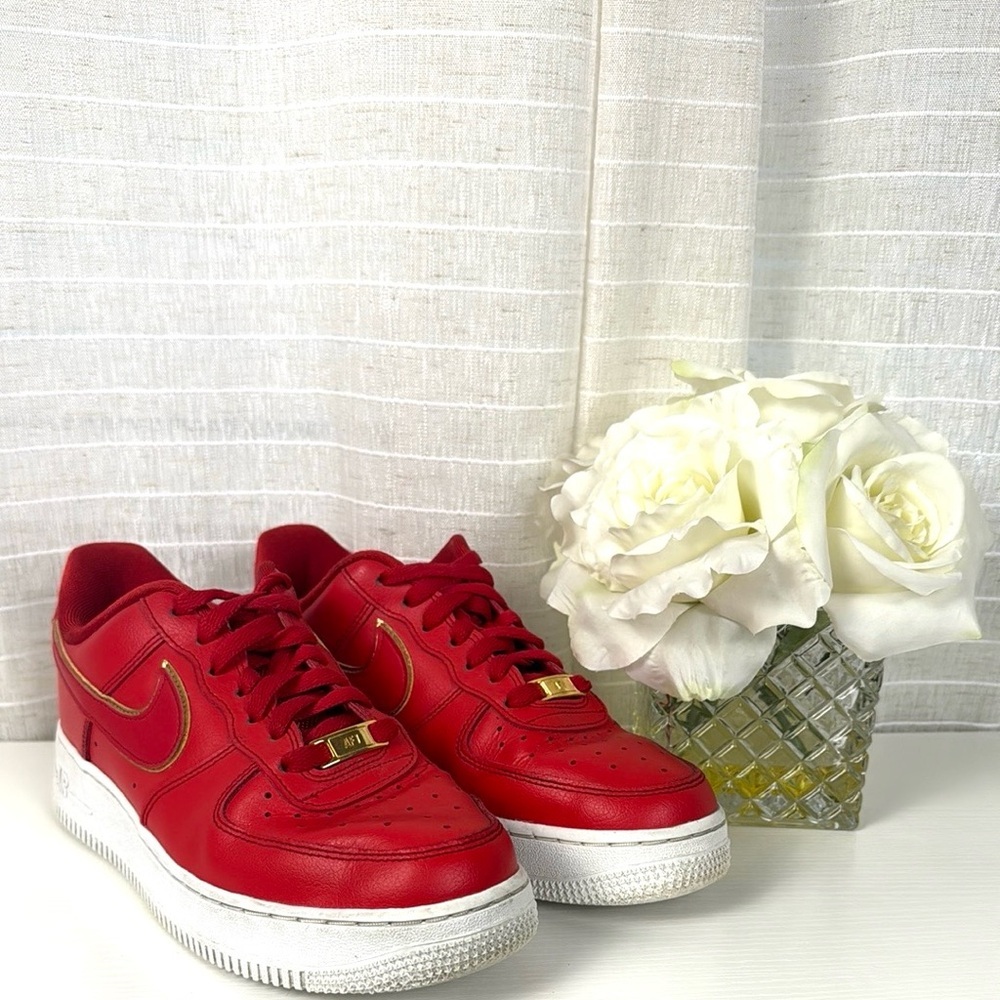 🌟Nike Red and White 🌟Sneakers 🌟with Suede Finish, Size 8.5